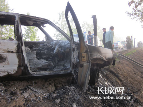男子掐死朋友后泼油焚车 受害者尸体被烧焦(图)(2)