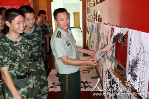 探讨交流。图片来源:人民武警报 探讨交流。图片来源:人民武警报