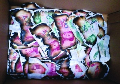 粘贴好的残缺人民币