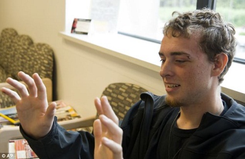 �����ں���ʱ����ץס�����䣬����˹��˫��ĥ���˴���