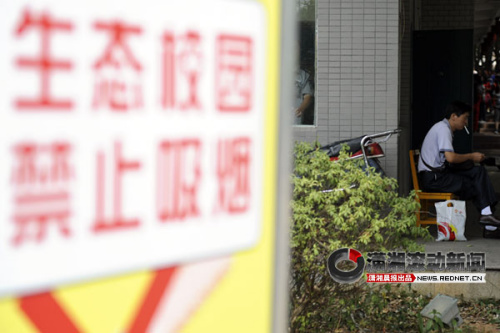 9��11�գ�һλ����������ѧԺУ԰�����̡�ͼ/��������