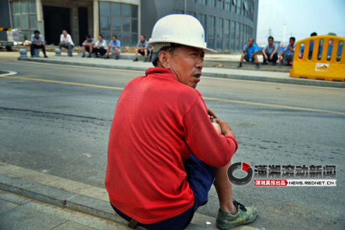 9月11日,长沙德庆水韵山城小区的大门前聚集了很多工人,他们在向开发商讨要拖欠多年的工资。图/实习生胡冬冬 9月11日,长沙德庆水韵山城小区的大门前聚集了很多工人,他们在向开发商讨要拖欠多年的工资。图/实习生胡冬冬