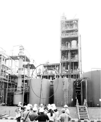 圆圈处就是化工厂发生爆炸的硫酸储存罐 圆圈处就是化工厂发生爆炸的硫酸储存罐