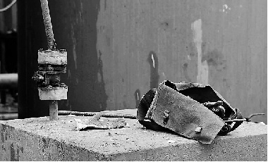 发生爆炸的储存罐附近还留有当时工人作业的一只工具包和一只手套 发生爆炸的储存罐附近还留有当时工人作业的一只工具包和一只手套