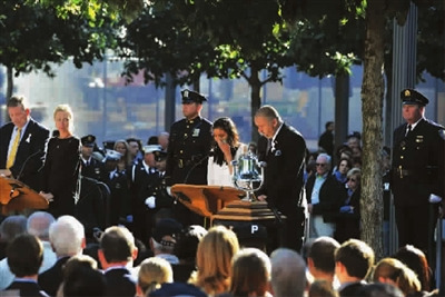 遇难者亲属代表在世贸中心遗址宣读遇难者名单新华社记者王雷摄 遇难者亲属代表在世贸中心遗址宣读遇难者名单新华社记者王雷摄