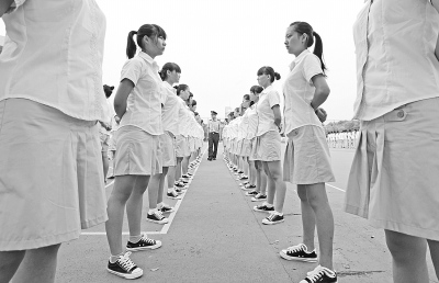 昨天,在湖北经济学院2012级新生军训现场,女生身着短裙裤亮相。这种短裙裤,前面像裙子后面类似短裤,穿着舒适方便,军训仍可穿着,很受女生青睐。 记者金思柳 通讯员杨宏斌 摄 昨天,在湖北经济学院2012级新生军训现场,女生身着短裙裤亮相。这种短裙裤,前面像裙子后面类似短裤,穿着舒适方便,军训仍可穿着,很受女生青睐。 记者金思柳 通讯员杨宏斌 摄