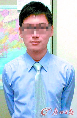 他刚被找到—— 今年8月31日,广州大学中文系应届毕业生、患有轻度忧郁症的小连与家人同学失去联系。几天后,服了安眠药的小连在荔湾区被寻获。 他刚被找到—— 今年8月31日,广州大学中文系应届毕业生、患有轻度忧郁症的小连与家人同学失去联系。几天后,服了安眠药的小连在荔湾区被寻获。