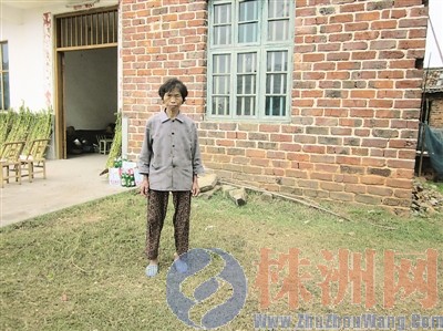 陈星母亲站的地方就是事发现场。洪会强/摄 陈星母亲站的地方就是事发现场。洪会强/摄