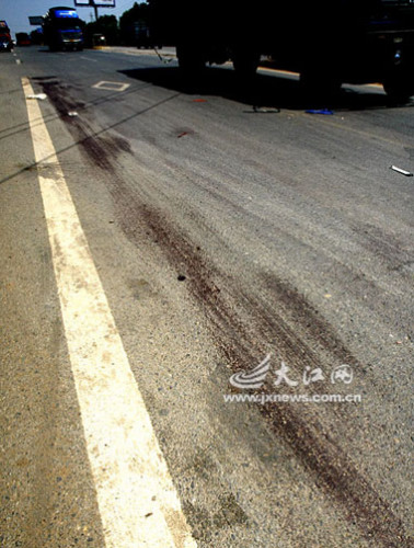 马路上留下的血迹