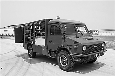 解放军第二代后勤装备靓影 抢修车安装北斗系统