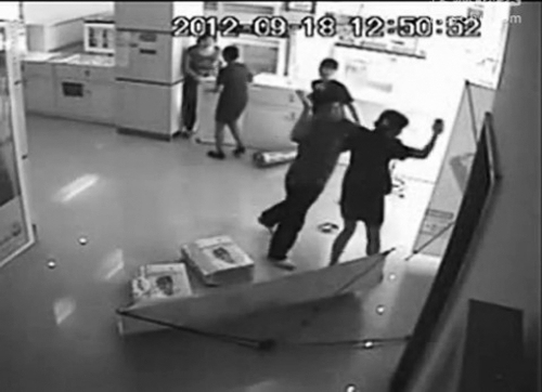 ������Ƶ��ͼ�У�һ����׷��һ��ŮӪҵԱ 