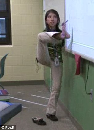 女教师天生无臂被遗弃用脚书写鼓舞学生图2