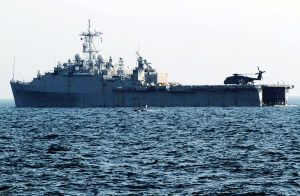 美国海军“庞斯”号两栖船坞运输舰(如图)改装成海上“漂浮基地”,部署海湾水域,获称美国应对伊朗封锁霍尔木兹海峡可能性的“利器”。这一海上移动基地成为美国及其盟国海军近些天大规模海上扫雷联合军事演习的主角,首次展示它的具体配备和实战功用。 美国海军“庞斯”号两栖船坞运输舰(如图)改装成海上“漂浮基地”,部署海湾水域,获称美国应对伊朗封锁霍尔木兹海峡可能性的“利器”。这一海上移动基地成为美国及其盟国海军近些天大规模海上扫雷联合军事演习的主角,首次展示它的具体配备和实战功用。