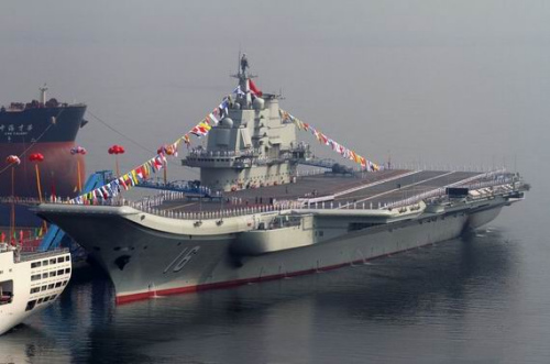 中国航母试验平台旗帜飘扬.