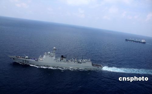 资料图:2009年4月2日,中国海军首批护航编队“海口”号导弹驱逐舰伴随护航第36批5艘中外商船穿越亚丁湾海域,舰载直升机起飞进行空中护航巡逻。 资料图:2009年4月2日,中国海军首批护航编队“海口”号导弹驱逐舰伴随护航第36批5艘中外商船穿越亚丁湾海域,舰载直升机起飞进行空中护航巡逻。
