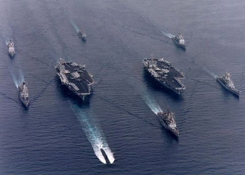 美军2个航母战斗群正在钓鱼岛附近活动 美航母编队靠近钓鱼岛 专家:在