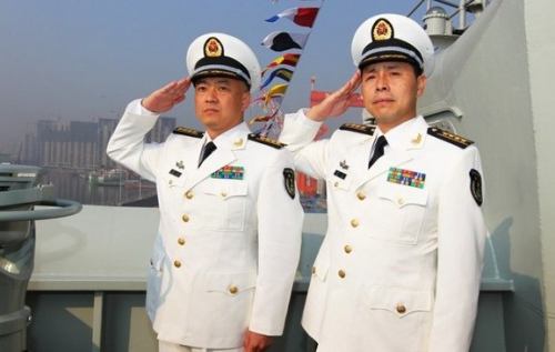 张峥舰长:中国暂时不具备飞行员当航母