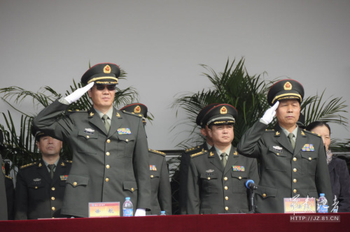 院首长向受阅方阵行军礼