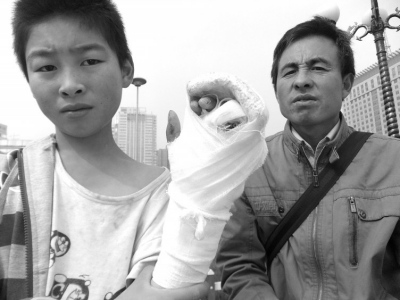 子弹流进校园炸伤学生手指