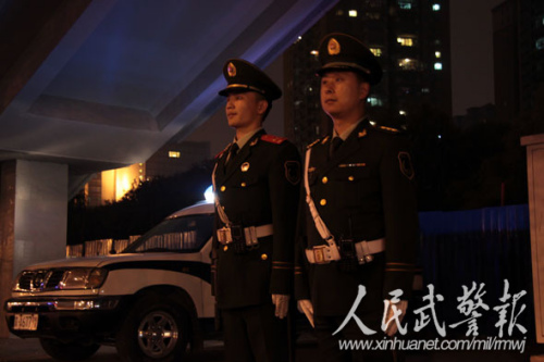 守护万家灯火。 图片来源:人民武警报 守护万家灯火。 图片来源:人民武警报