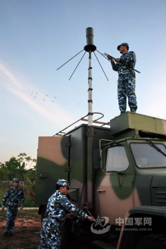 突然,原本数据奔流的指挥系统安静下来:通信车发生故障,下达指令出不