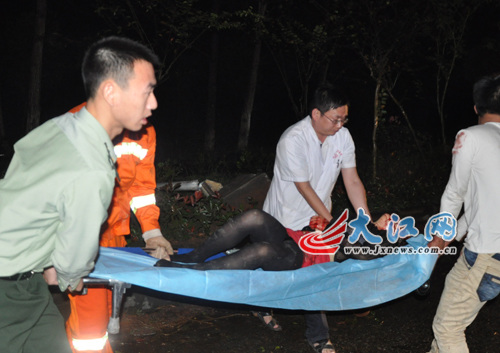 病人从担架上摔伤_急救担架抬人方法_急救伤者从担架摔落