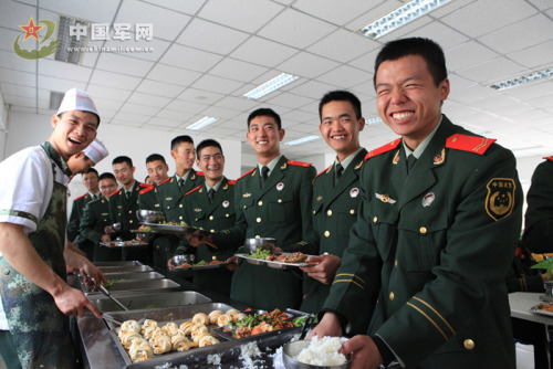 “班长今天不吃肉,要吃就吃臭豆腐。”警营笑星把大家逗乐了。漆锡 “班长今天不吃肉,要吃就吃臭豆腐。”警营笑星把大家逗乐了。漆锡