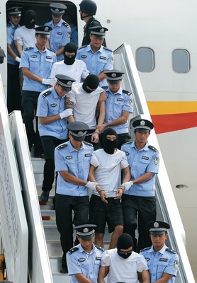 2012年8月25日,北京首都国际机场,37名在安哥拉涉嫌侵害中国公民的涉案犯罪嫌疑人被押解回国。这些嫌疑人涉嫌绑架、抢劫、敲诈勒索、拐骗妇女强迫卖淫等严重暴力犯罪。 2012年8月25日,北京首都国际机场,37名在安哥拉涉嫌侵害中国公民的涉案犯罪嫌疑人被押解回国。这些嫌疑人涉嫌绑架、抢劫、敲诈勒索、拐骗妇女强迫卖淫等严重暴力犯罪。