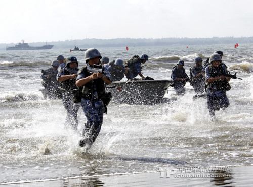 中国陆海空三军演练复杂条件下联合抢滩登陆能力(5)