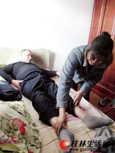 丈夫遇车祸瘫痪 妻子7年如一日悉心照料(图)