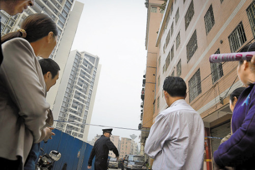 ����Ƶ�ʬ���ں�ɫ¥��¥�������� ��������������� ������