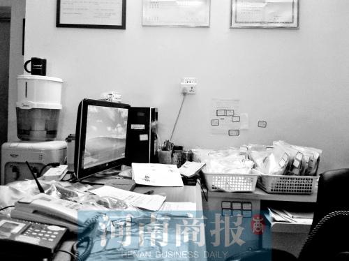 王女士去的这家招领公司里,摆放着很多遗失物品见习记者 张郁/摄 王女士去的这家招领公司里,摆放着很多遗失物品见习记者 张郁/摄