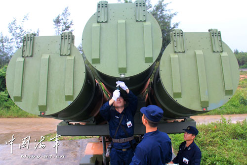 安装爆炸螺栓 沈华月 摄 安装爆炸螺栓 沈华月 摄