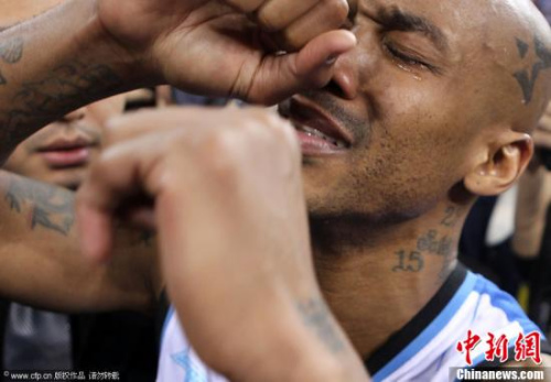 2 2012��3��30�գ�������1112CBA�ܾ�����5������������ʤ�㶫��Զ������佱��ʽ���У�������������ھ�������ͼΪ��������ף��ڣ������Ｄ�����ᡣAlexander wang �� ͼƬ��Դ��CFP�Ӿ��й�