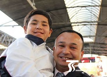 2011��5��3�գ��½��ӻ������½������˶�ͯ���˰ݶ�(����ͼ)