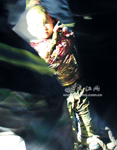 目前小孩已脱离危险   "我儿子掉进粪坑里了,快救人啊!