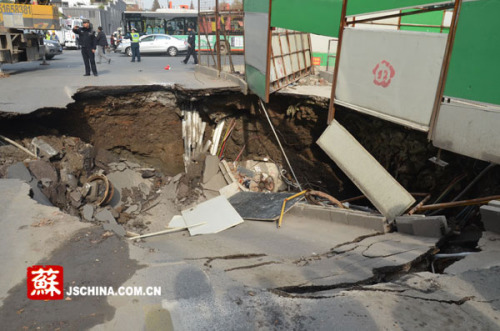 ���������������ֳ�����һ���޴�ĵؿӡ��������� Ԭ����