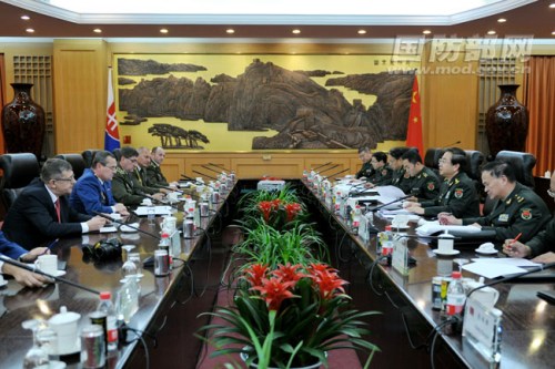 11��29�����磬�����ίίԱ���ܲ�ı��������Ͻ��ڰ�һ��¥�����õ�˹�工�˾����ܲ�ı���˵�•����̩�˿վ��н����л�̸����̸ǰ�������Ϊ����̩�˾��л�ӭ��ʽ������ͬ�������й������ž��������̶ӡ�����ΰ��