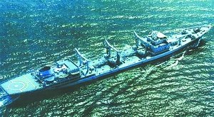 ���ۺϲ����� (۶������) ����905�͡�̫�֡�����������Ϊ�ҹ���һ����ˮ�ɻ�����������̫�֡������������ô�ͳ���֣��ϲ㽨����ǰ�������֣��в�����4����ˮ����վ��2���ɻ�����վ������β������ֱ������ƽ̨������ʵ�ִ�ֱ��������δ����⡣��һ��Я��ȼ��10550�֣������1000�֣�����ˮ200�֣�����ˮ200���Լ����ʳƷ50�֡� �������߶ȣ��ܳ�168.2�ף���21.8�ף���12.0�� ������ˮ����15230��(��׼)��21740��(����) ����������һ̨���ͷ��������ܹ���15000�����������ƽ� �������٣�18.5�� ������������18000���� ����������4��76ʽ˫��37���׸��� ������Ա��180��