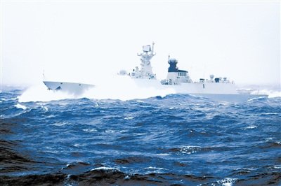 左上图:远航舰艇破浪前行.特约记者 琚振华摄