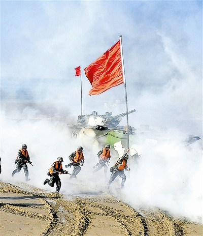 军区某集团军演训场上捷报频传:陆航部队首次成功组织大机群机降作