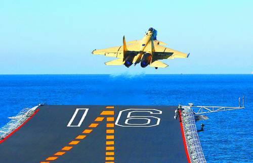 11��25�գ��Һ���ĸ��˳�����м�-15�ɻ��𽵷���ѵ�����»������ �鴺����