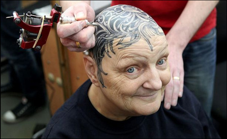 英国一名饱受秃头症困扰的老年妇女日前让人在自己头上纹满花纹图案