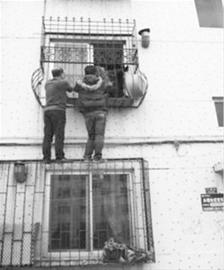 民警托着老人的头,直到开锁人员将门打开。 (图片由警方提供) 民警托着老人的头,直到开锁人员将门打开。 (图片由警方提供)