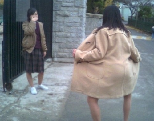 变态男当街对女生脱衣