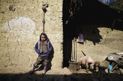 关注冬天里的留守儿童 棉袄单薄手被冻伤(2)