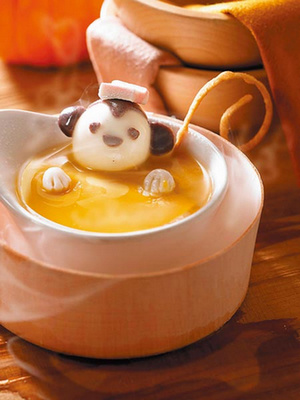 童话汤圆暖呼呼 猴子泡汤乐。图自《中国时报》 童话汤圆暖呼呼 猴子泡汤乐。图自《中国时报》