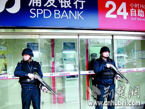 记者跟访运钞车押运全程 5米之内为警戒区(图)