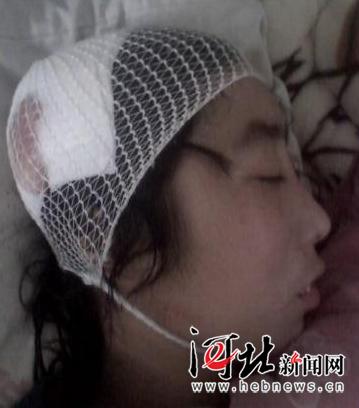 女子下夜班家门口被砍两刀 爬行百米唤家人(图)