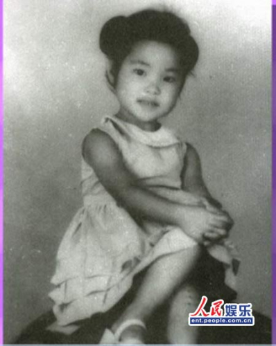 ��������1953��1��29�գ�����̨��ʡ�����ذ���������壬���׵��������ҵ�ڻ��Ҿ�У��14�ڣ�ĸ����ɽ��̩���ж�ƽ���ˡ�1949������񵳲��ӳ���̨�壬�������ڼ��������ģ����������ֳ��� ���ڡ���������������ֵ��������������ڸ��׵������������飬�ԡ����������ӡ�֮�⣬Ϊ���СŮ��ȡ��Ϊ�������ޡ�������Ϊ����������˶������ޡ�(��ܿ)������ɡ�����������˳�ھ��ԡ���������Ϊ����������Ӣ���������ǡ�Teresa Teng(����ɯ����)����Դ��ϣ������ջ����˼��������������������Ů����ɯͬ������